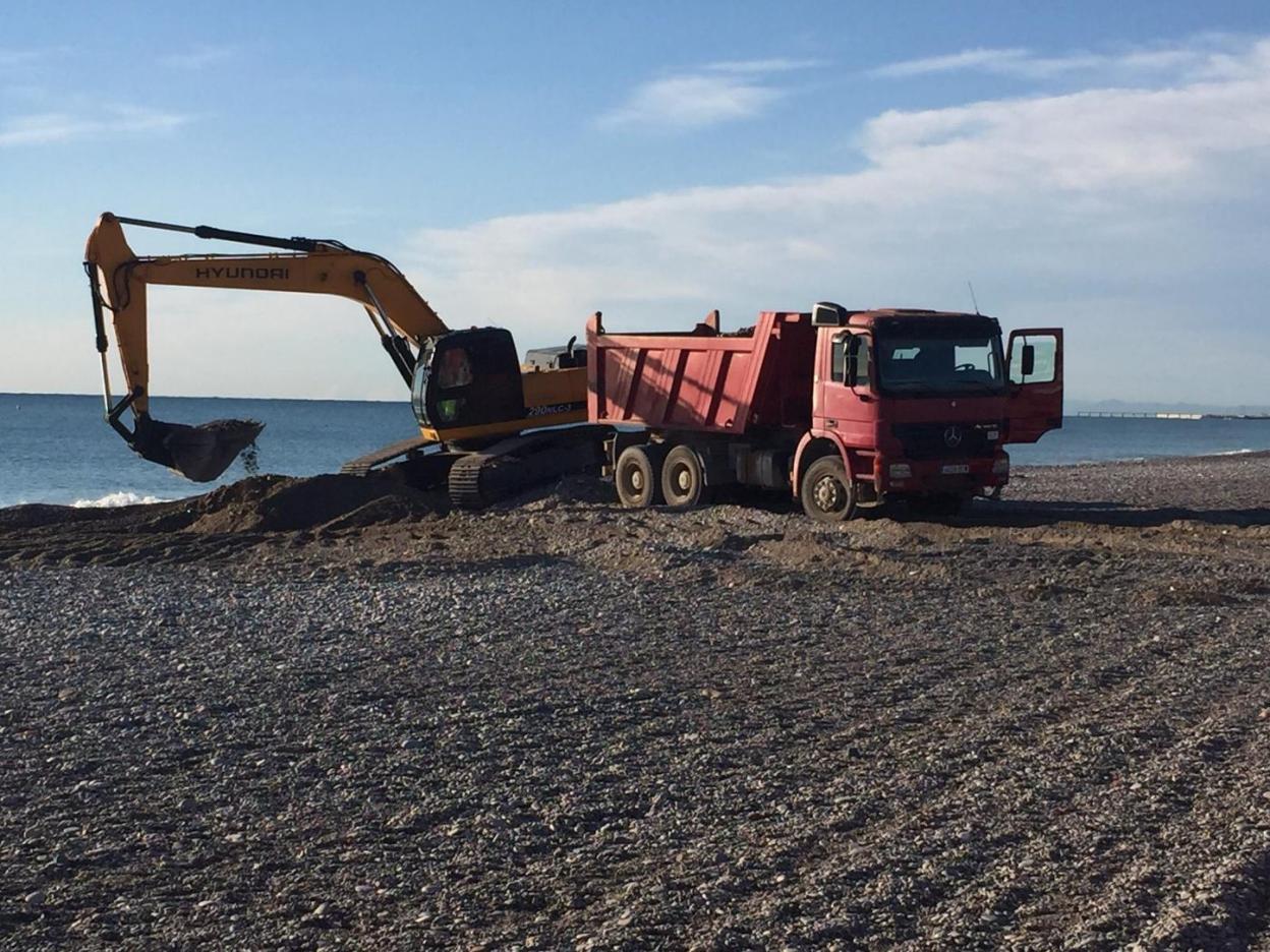 Una pala y un camión durante los trabajos que se llevaron a cabo en el litoral de Corinto. lp