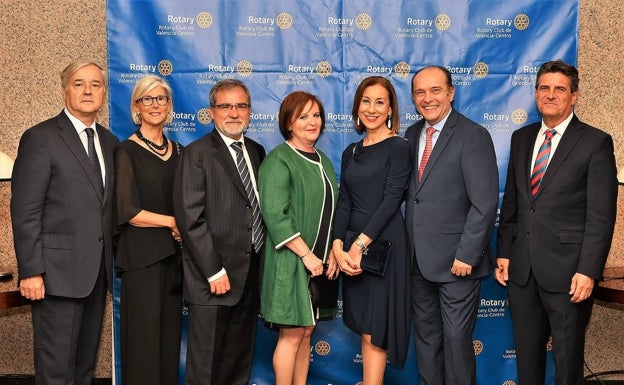 Imagen principal - Arriba, miembros del club Rotary, que organiza actos a beneficio de diferentes oenegés. Abajo, Sabor Empresarial, que cada año organizaba una gala cuya recaudación va directa a Casa Caridad. A la derecha, Ana Mansergas, Mariola Cubells y Eugeni Alemany, en un acto de One Day Yes. 