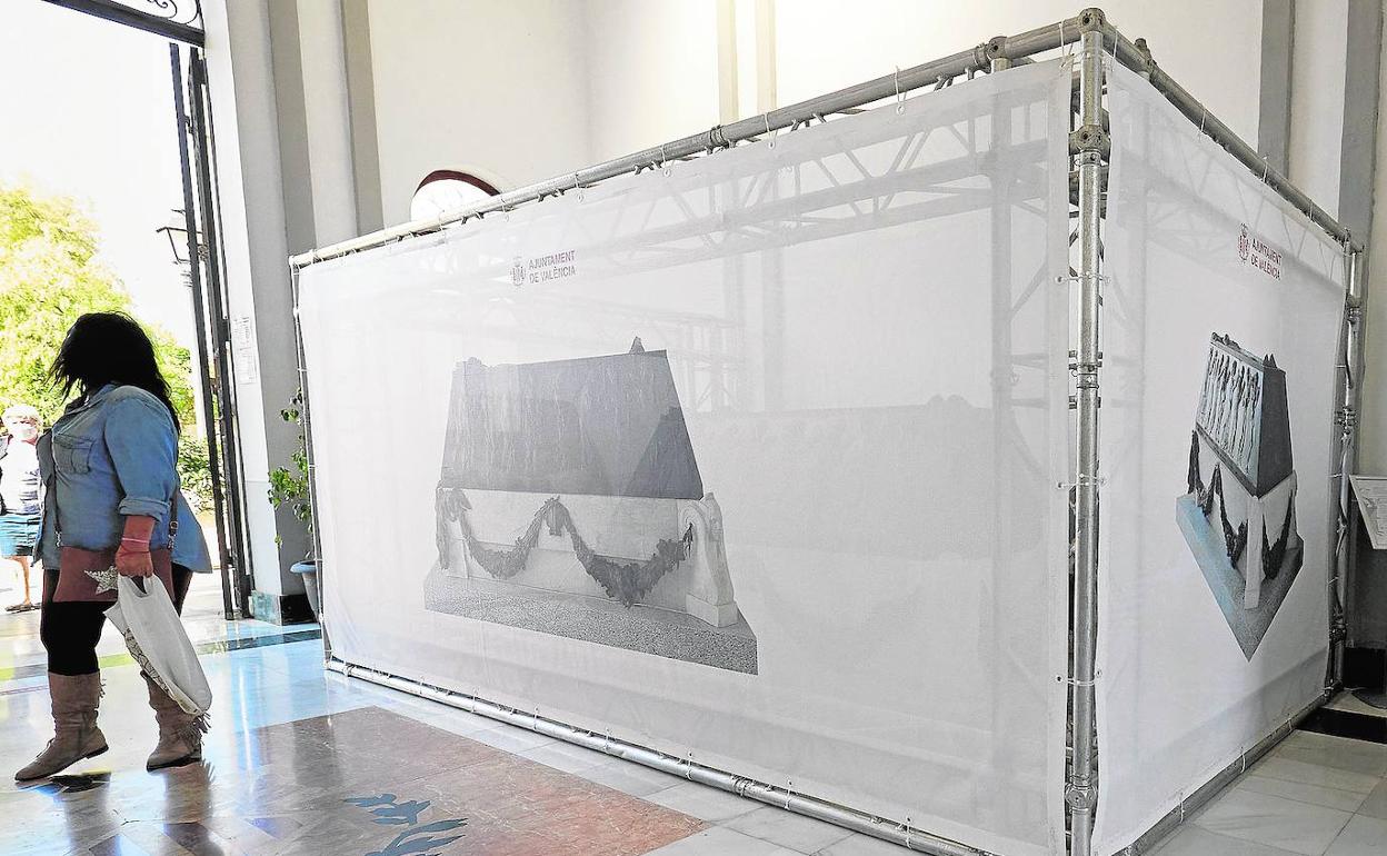 El sarcófago de Vicente Blasco Ibáñez, en el hall del cementerio, tapado con una lona. 