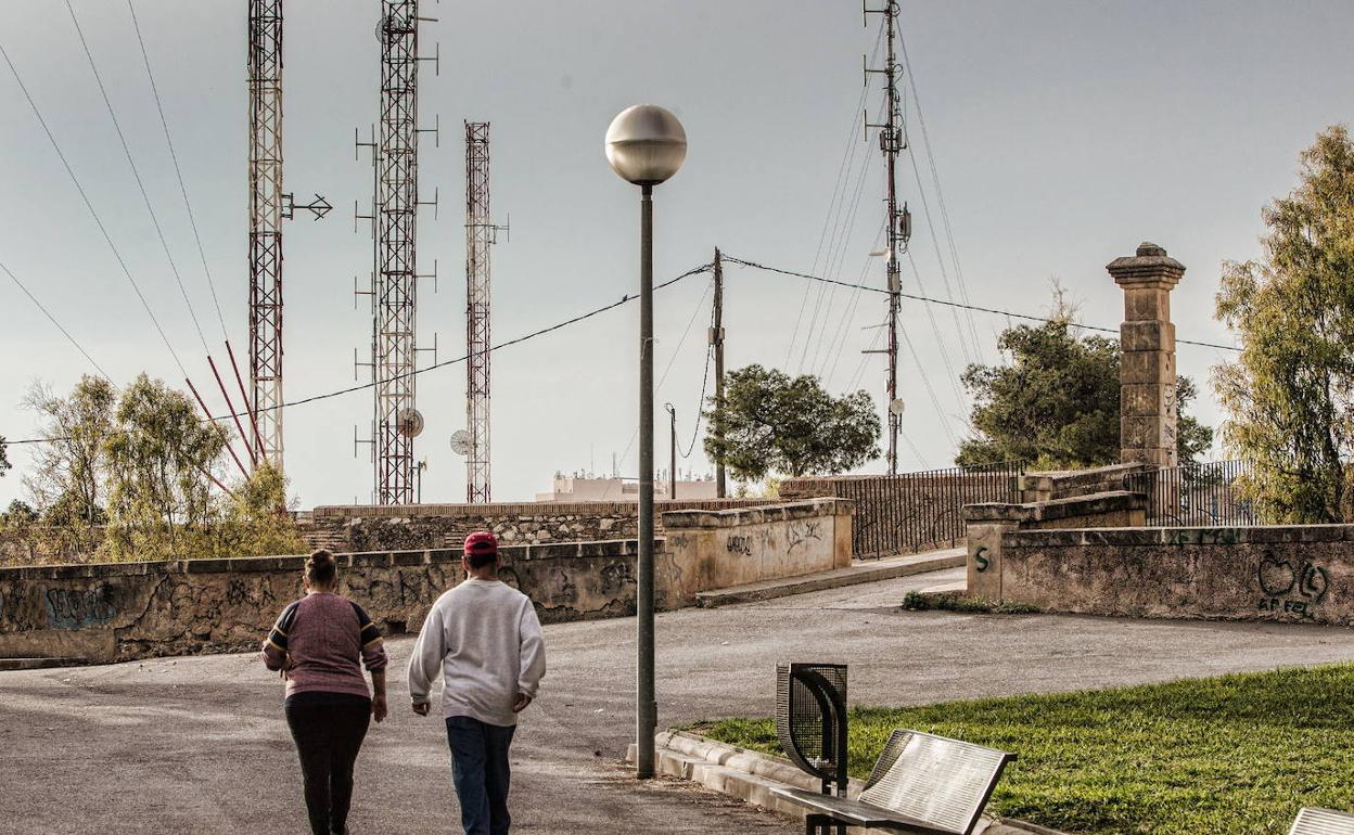 Dos personas pasean por el Castillo de San Fernando de Alicante. 