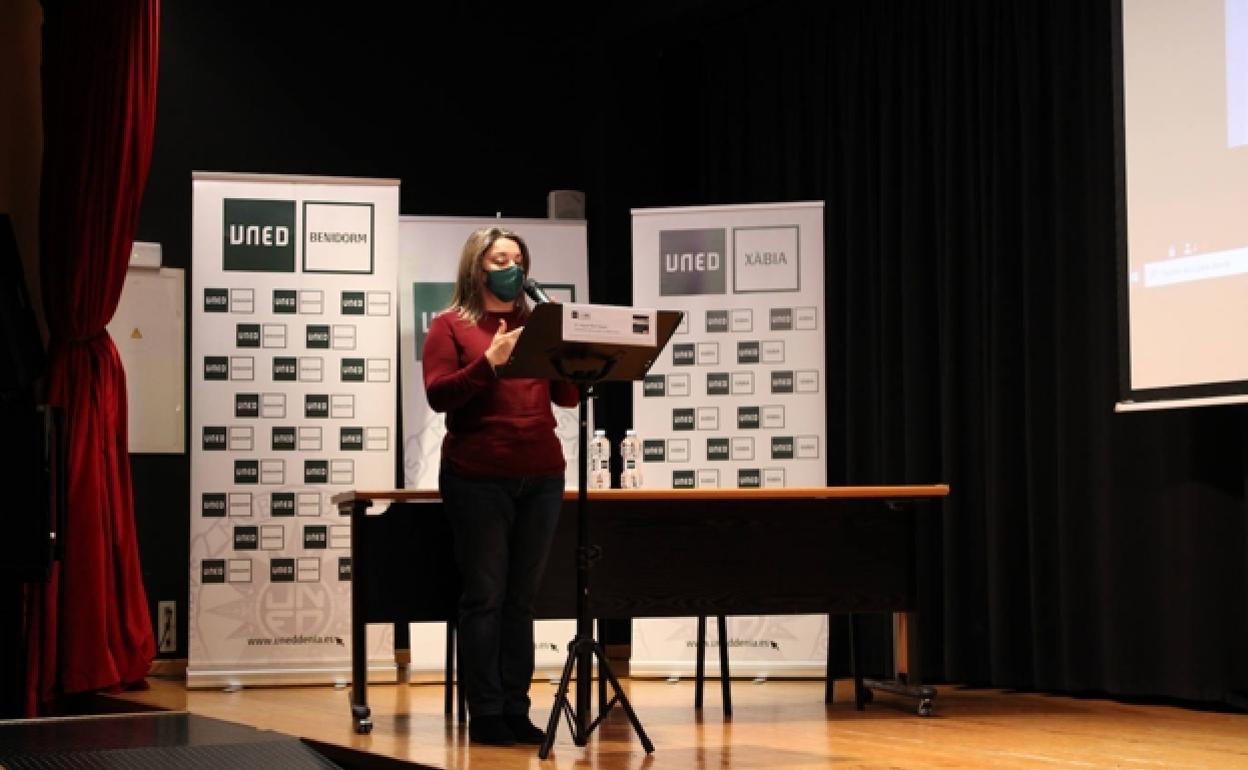 La directora de la UNED Dénia, Raquel Martí, en un acto en la universidad. 