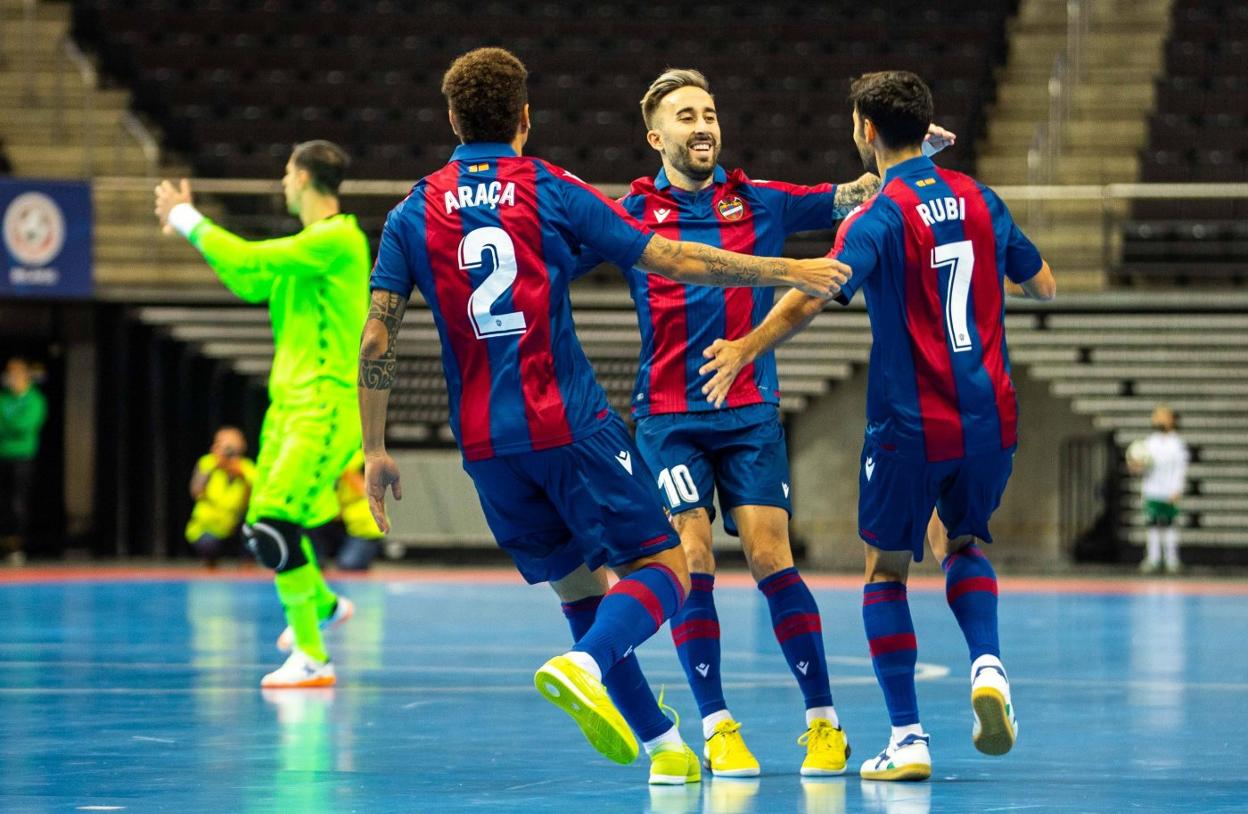 Los jugadores del Levante FS celebran uno de los goles frente al Kauno Zalgiris. LUD