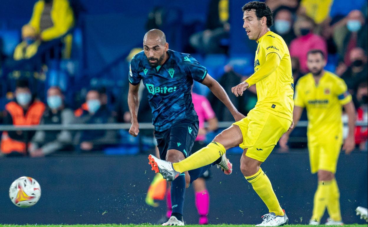 Dani Parejo, jugando el balón sobre el césped del Estadio de la cerámica 