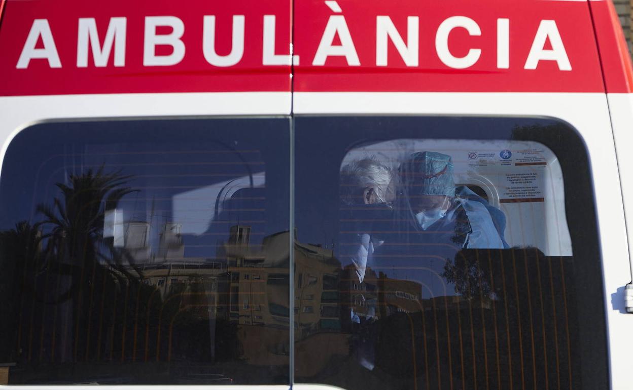 Los servicios sanitarios solo han podido confirmar el fallecimiento del ocupante del coche. 