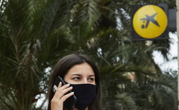 Alertan de un aluvión de estafas a los clientes de Caixabank aprovechando el fin de la aplicación móvil de Bankia