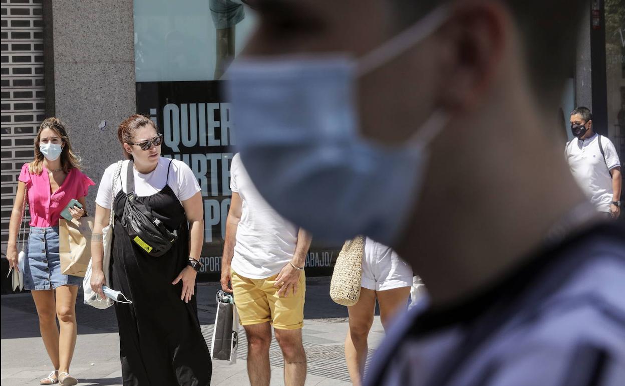 Personas con mascarilla en Valencia, en una foto de archivo.