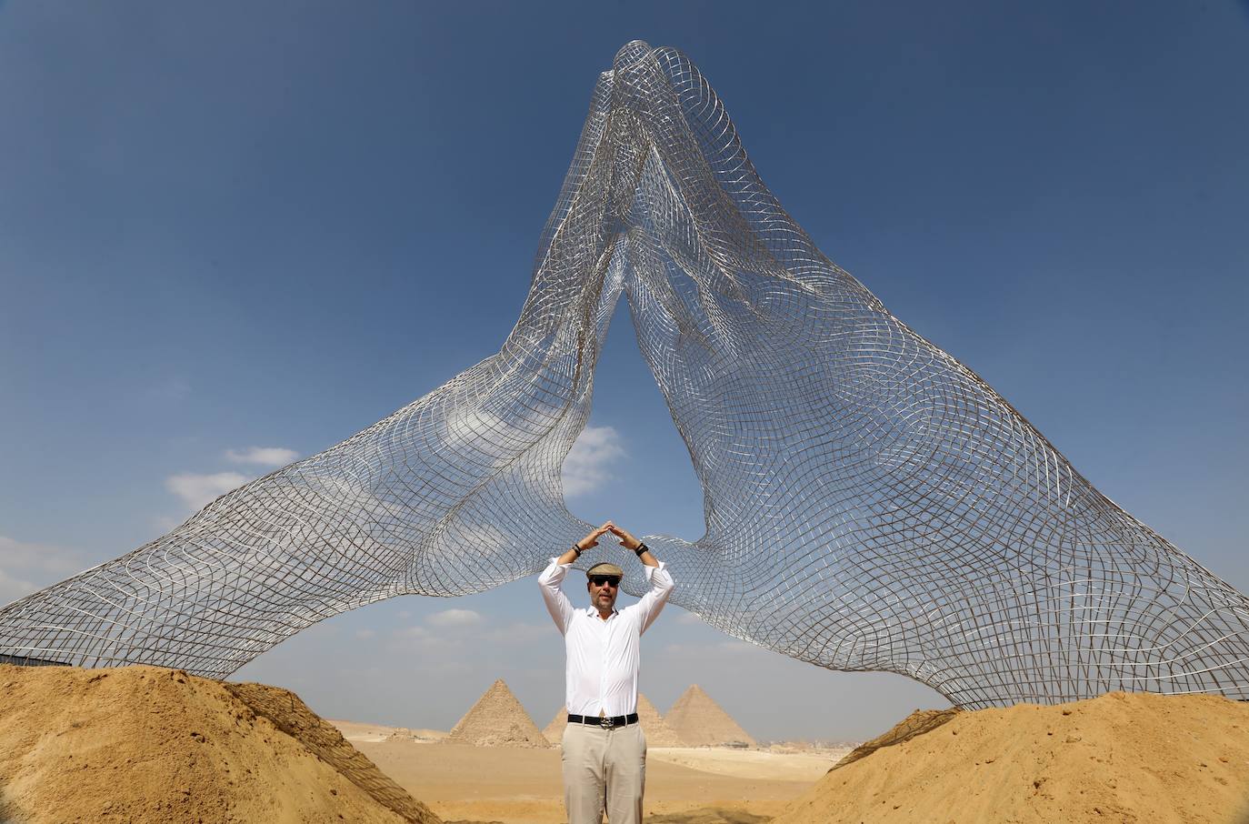 Las pirámides de Giza, Patrimonio de la Humanidad de la Unesco, cuentan con más de 4.000 años de antigüedad y son uno de los lugares más visitados del mundo. Pero ahora pueden verse como nunca antes, gracias a la exposición 'Forever Is Now', que recoge las obras de 10 artistas internacionales especialistas en la ilusión óptica, como Jean Rene (conocido como JR). 