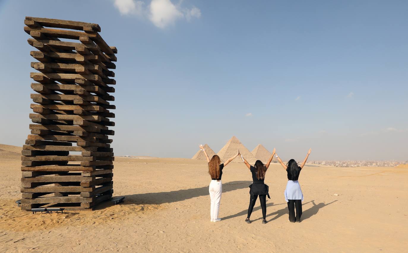 Las pirámides de Giza, Patrimonio de la Humanidad de la Unesco, cuentan con más de 4.000 años de antigüedad y son uno de los lugares más visitados del mundo. Pero ahora pueden verse como nunca antes, gracias a la exposición 'Forever Is Now', que recoge las obras de 10 artistas internacionales especialistas en la ilusión óptica, como Jean Rene (conocido como JR). 