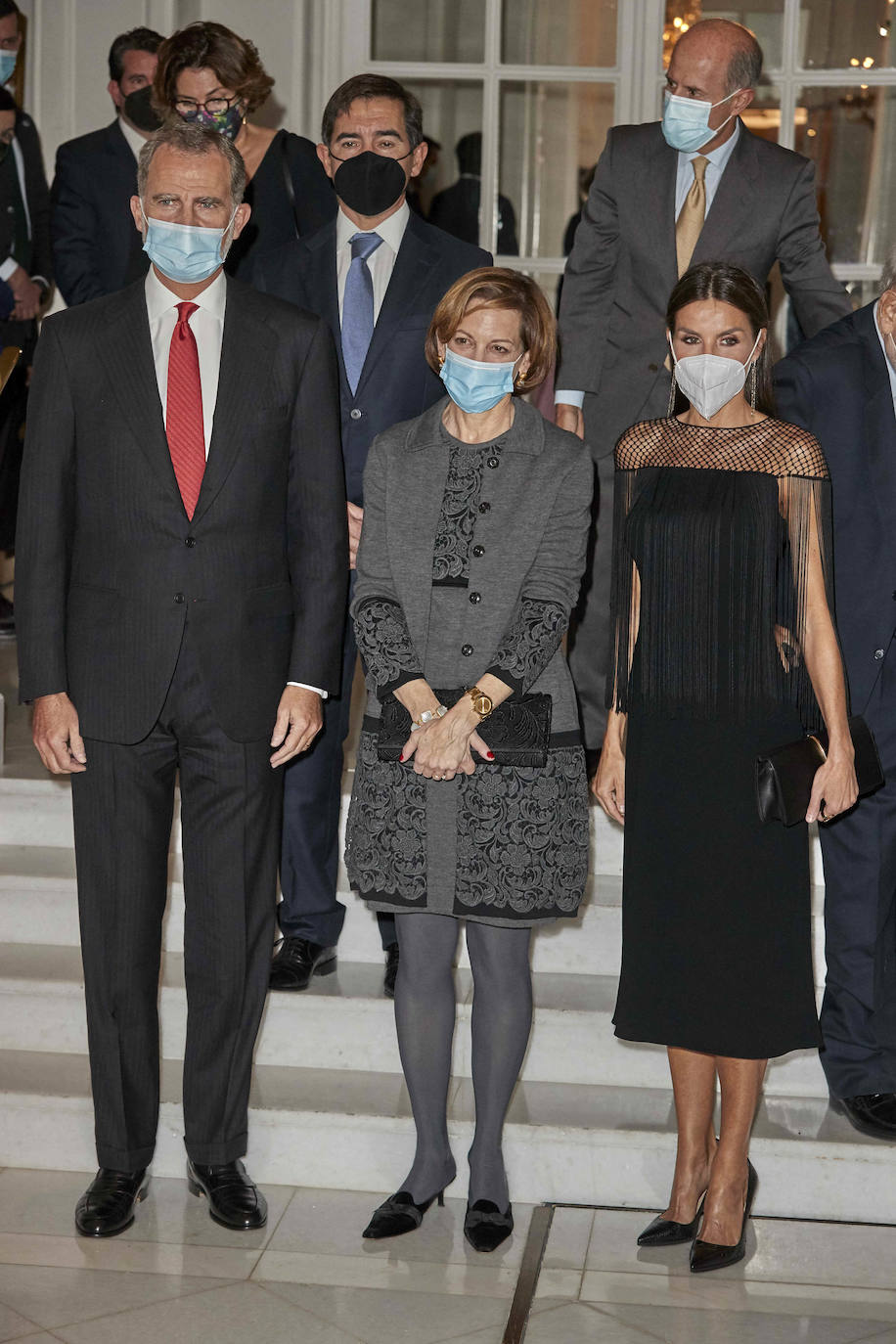 Fotos: Doña Letizia, sobria y elegante con un vestido de flecos negro especial