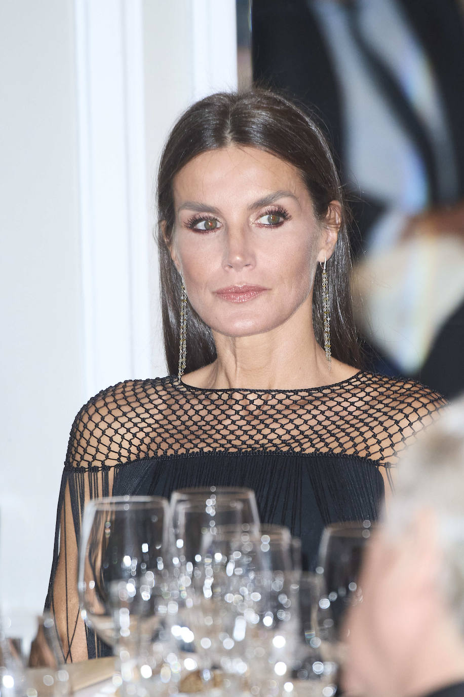 Fotos: Doña Letizia, sobria y elegante con un vestido de flecos negro especial