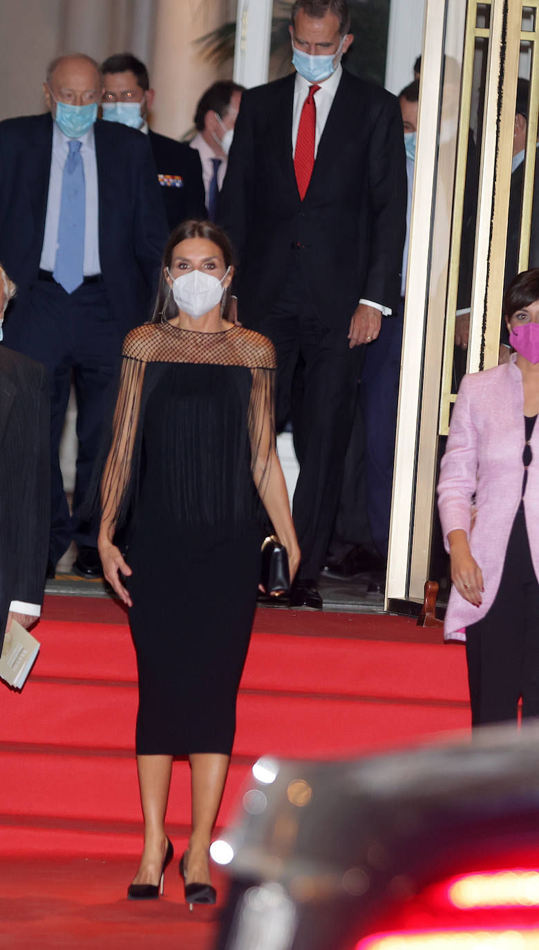 Fotos: Doña Letizia, sobria y elegante con un vestido de flecos negro especial