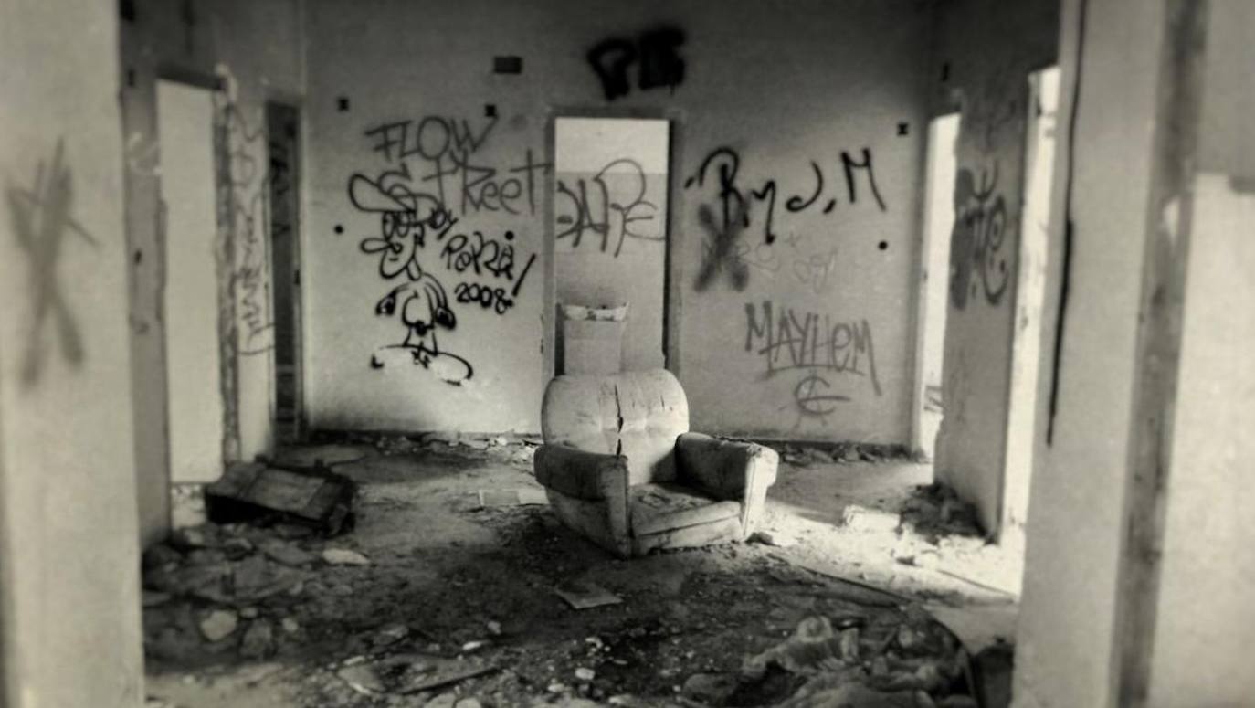 El psiquiátrico de Cheste es uno de los lugares más aterradores de toda la Comunitat, un centro sanitario que fue llamado 'La Humanitat' y del que ahora solo quedan ruinas y leyendas urbanas. Apenas existen datos concretos sobre su historia, ni de su origen, ni de su final, pero la realidad es que jamás fue un psiquiátrico, sino una residencia asistencial para pacientes con distintos grados de deficiencias físicas y psíquicas. Se creó a principios de los ochenta y cerró sus puertas en 2002. Desde entonces, los rumores atribuyen presencias de fantasmas y apariciones de niños en su interior, en especial en su parte más popular y siniestra: un pasillo quemado donde se encontraban las habitaciones y baños. 