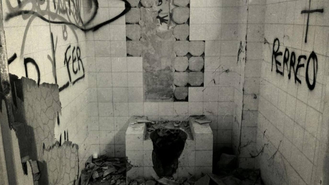 El psiquiátrico de Cheste es uno de los lugares más aterradores de toda la Comunitat, un centro sanitario que fue llamado 'La Humanitat' y del que ahora solo quedan ruinas y leyendas urbanas. Apenas existen datos concretos sobre su historia, ni de su origen, ni de su final, pero la realidad es que jamás fue un psiquiátrico, sino una residencia asistencial para pacientes con distintos grados de deficiencias físicas y psíquicas. Se creó a principios de los ochenta y cerró sus puertas en 2002. Desde entonces, los rumores atribuyen presencias de fantasmas y apariciones de niños en su interior, en especial en su parte más popular y siniestra: un pasillo quemado donde se encontraban las habitaciones y baños. 