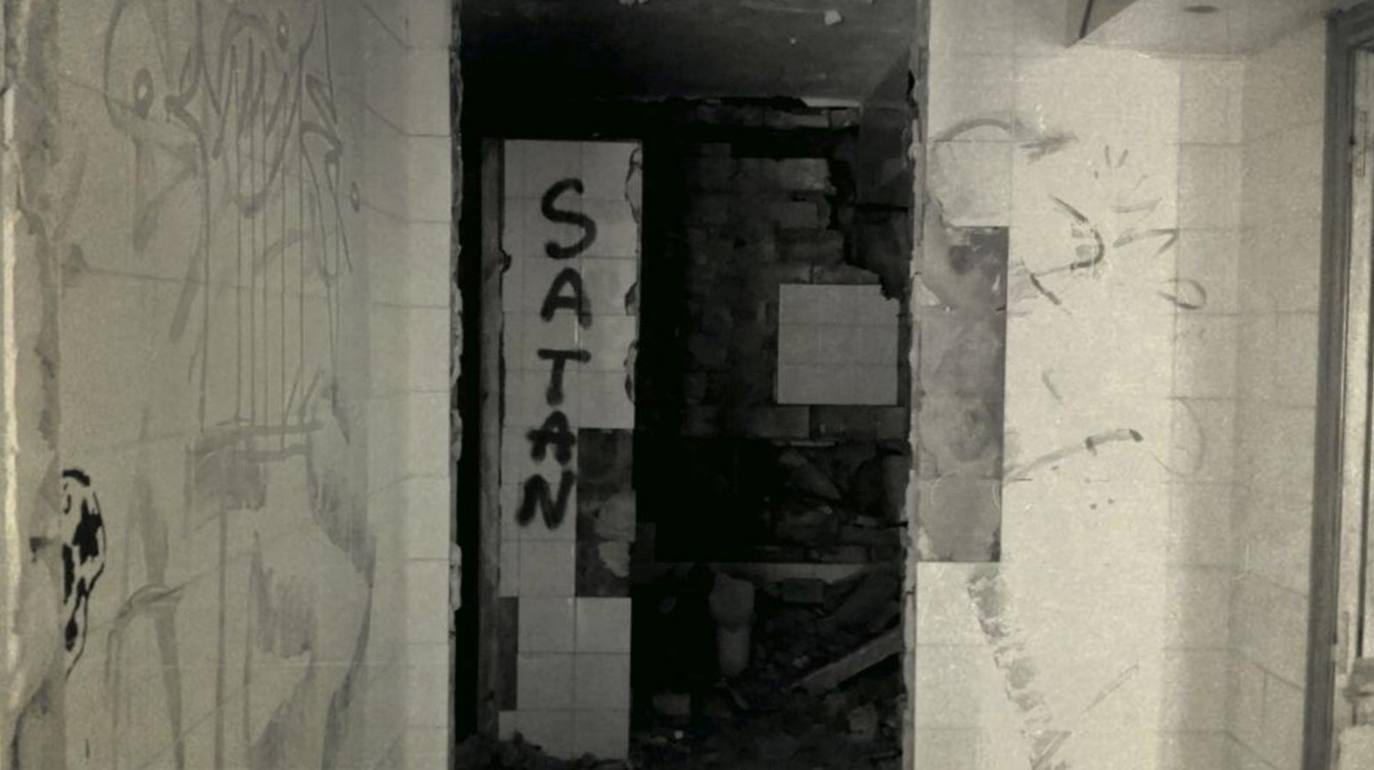 El psiquiátrico de Cheste es uno de los lugares más aterradores de toda la Comunitat, un centro sanitario que fue llamado 'La Humanitat' y del que ahora solo quedan ruinas y leyendas urbanas. Apenas existen datos concretos sobre su historia, ni de su origen, ni de su final, pero la realidad es que jamás fue un psiquiátrico, sino una residencia asistencial para pacientes con distintos grados de deficiencias físicas y psíquicas. Se creó a principios de los ochenta y cerró sus puertas en 2002. Desde entonces, los rumores atribuyen presencias de fantasmas y apariciones de niños en su interior, en especial en su parte más popular y siniestra: un pasillo quemado donde se encontraban las habitaciones y baños. 