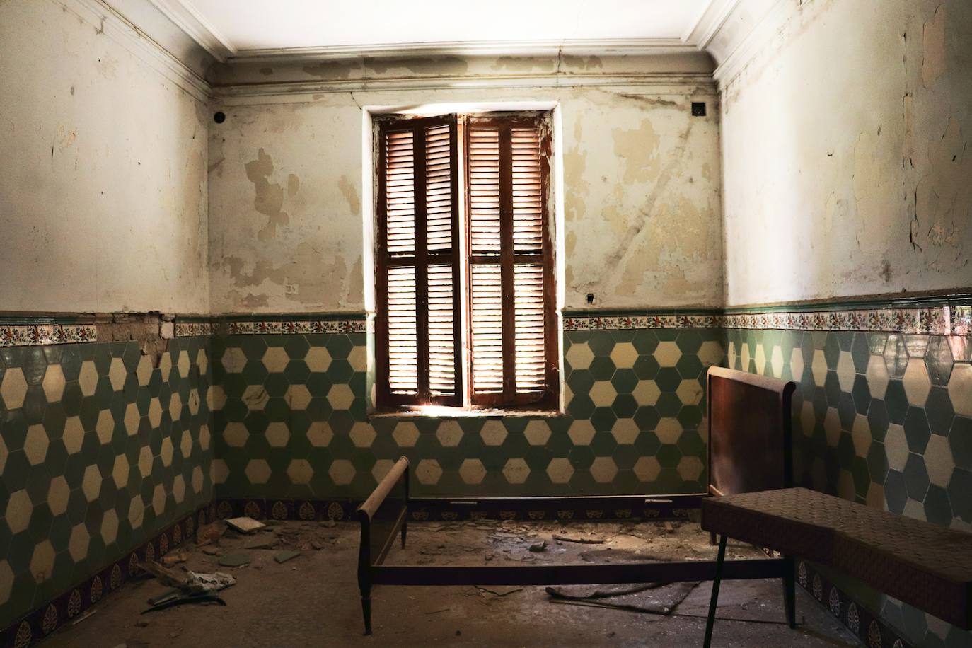 Fue construida en el siglo XIX, en 1887, como una utopía socialista pensada por y para trabajadores. Era un pueblo autosuficiente de propiedad común, fundado por Antonio de Padua y Saavedra, conde de Alcudia, y su esposa María Concepción Fontes y Sánchez de Teruel, dueños del palacio cuyos restos (y los del teatro) se ven en pantalla. Se dice de este edificio que es una fuente de desdichas, por culpa -según la leyenda- en los vicios y desenfreno de sus adinerados propietarios. Lo que sí es cierto es que la última vizcondesa perdió todas sus posesiones y murió ahogada en deudas. Desde entonces el lugar es un emblema para los amantes de lo paranormal.