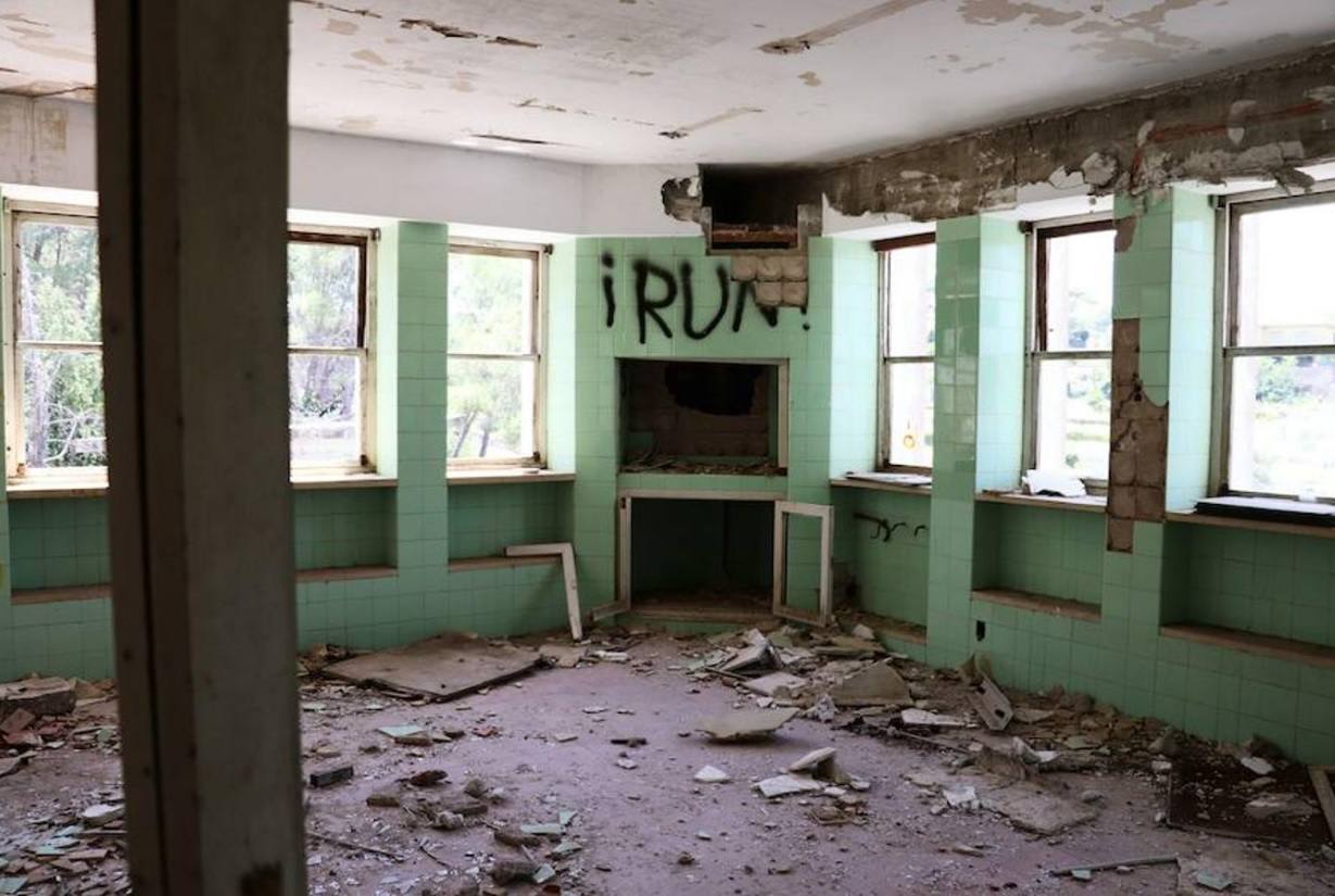 Las ruinas de la conocida fábrica de helados ya no existen, fueron derruidas en 2018, pero han sido sin duda uno de los puntos más terroríficos de la Comunitat. Escenario del secuestro del empresario valenciano Luis Suñer, que fundó esta factoría en 1956. Fue en ella donde seis miembros de ETA irrumpieron en su despacho una tarde de enero de 1981 para secuestrarle, y lo mantuvieron cautivo durante 90 días. La estocada definitiva llegó con la riada de 1982, tras la que la instalación quedó inundada. La empresa fue perdiendo popularidad con los años y sus escombros se convirtieron en un lugar perfecto para los amantes de lo paranormal, hasta su desaparición definitiva.