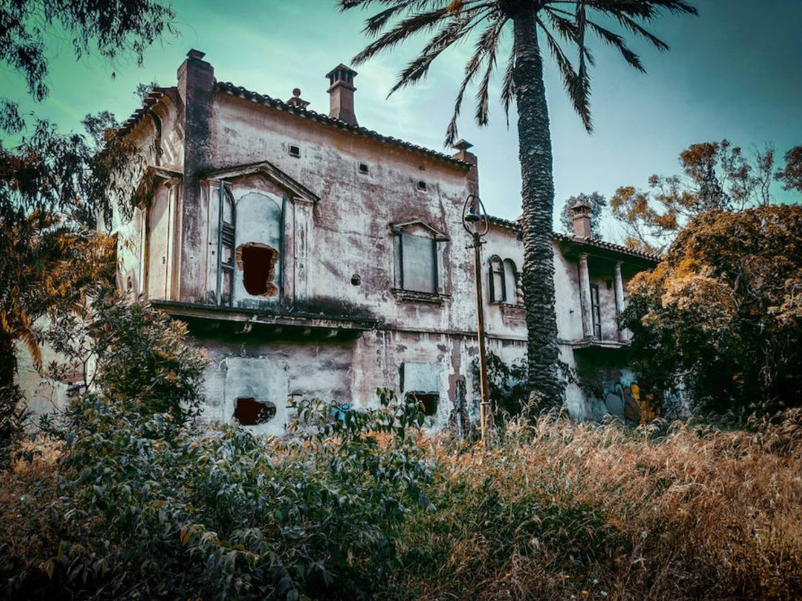 Durante décadas fue apodada como 'El Vaticano', una exclusiva zona residencial hecha por y para directivos vascos. Casi un siglo después sólo quedan sus ruinas, que recuerdan el pasado industrial de Puerto de Sagunto, un enclave estratégico que fue bombardeado más de cien veces en la Guerra Civil. Casas abandonadas y en ruinas son otro de los lugares más terroríficos de la Comunitat, donde el acceso está totalmente prohibido. 