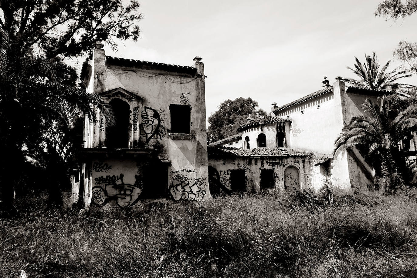 Durante décadas fue apodada como 'El Vaticano', una exclusiva zona residencial hecha por y para directivos vascos. Casi un siglo después sólo quedan sus ruinas, que recuerdan el pasado industrial de Puerto de Sagunto, un enclave estratégico que fue bombardeado más de cien veces en la Guerra Civil. Casas abandonadas y en ruinas son otro de los lugares más terroríficos de la Comunitat, donde el acceso está totalmente prohibido. 
