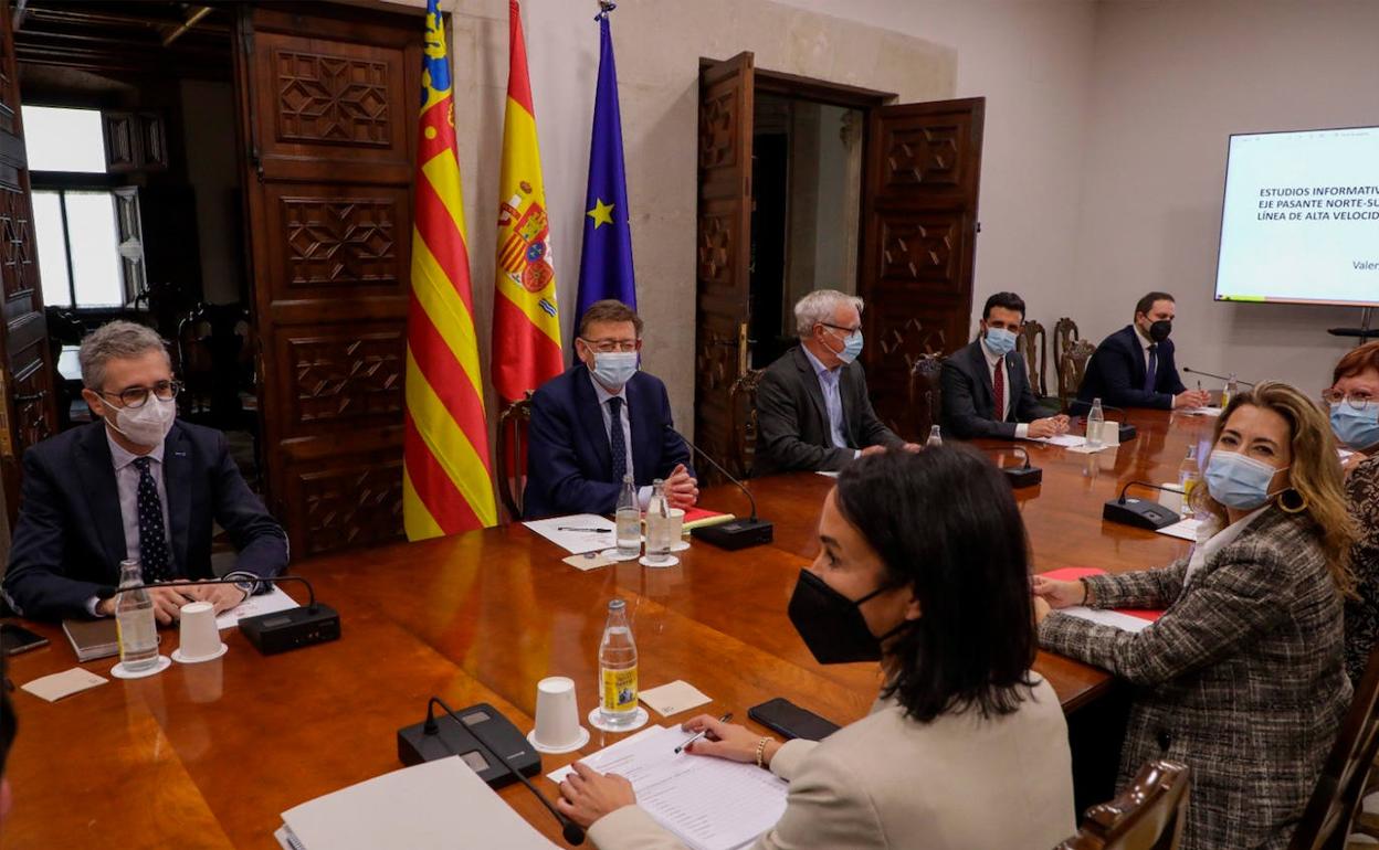 Un instante de la reunión a la que asistió el alcalde de Sagunto. 