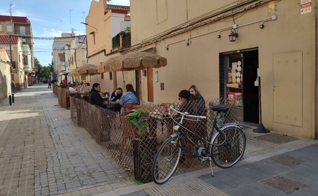 Imagen principal - Terraza de la bodega que, en el interior, conserva los barriles a granel, las vigas de madera y algunas piezas recuperadas.