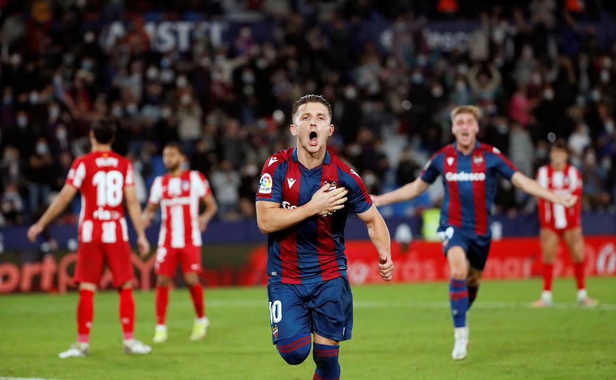 Enis Bardhi celebrando el gol del empate