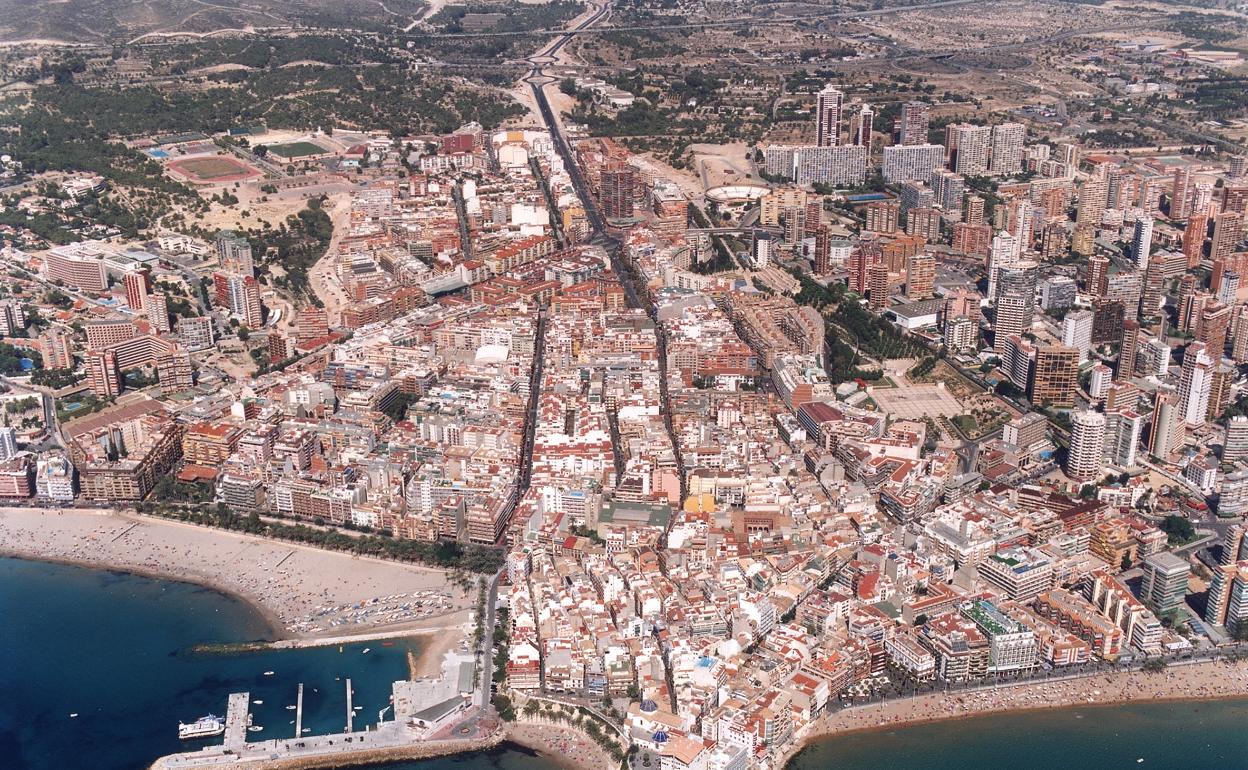 Centenares de viviendas esperan en Benidorm la autorización para entrar en el mercado de alquiler.