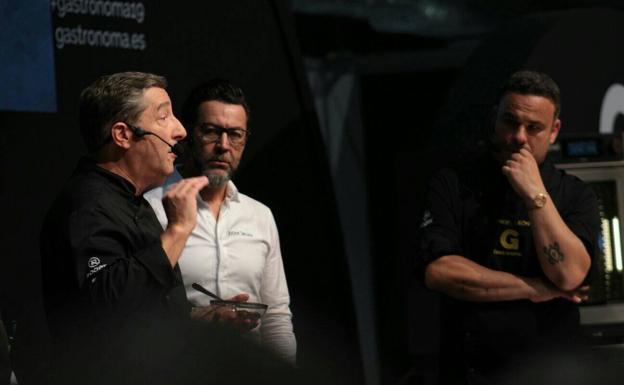 Imagen principal - Quique Dacosta, Ángel León, Joan Roca y José Andrés durante sus intervenciones en Gastrónoma.