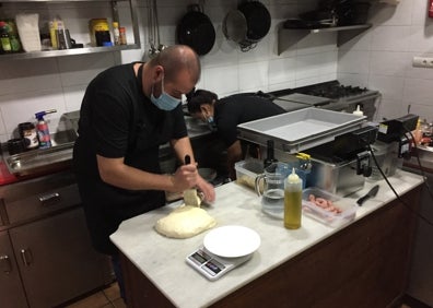 Imagen secundaria 1 - Inicio del amasado, corte de la masa fermentada e ingredientes básicos. 