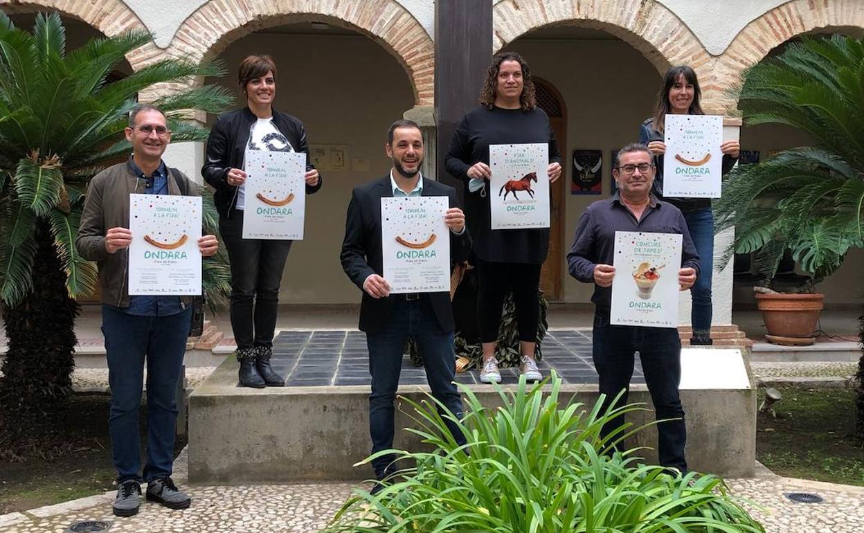 Representantes municipales y de los colectivos que participante en la Fira de Fires de Ondara. 