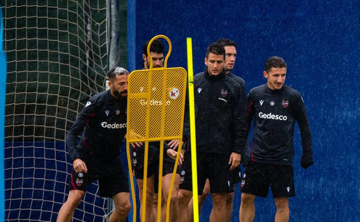 Radoja, en el centro, durante un entrenamiento del Levante.