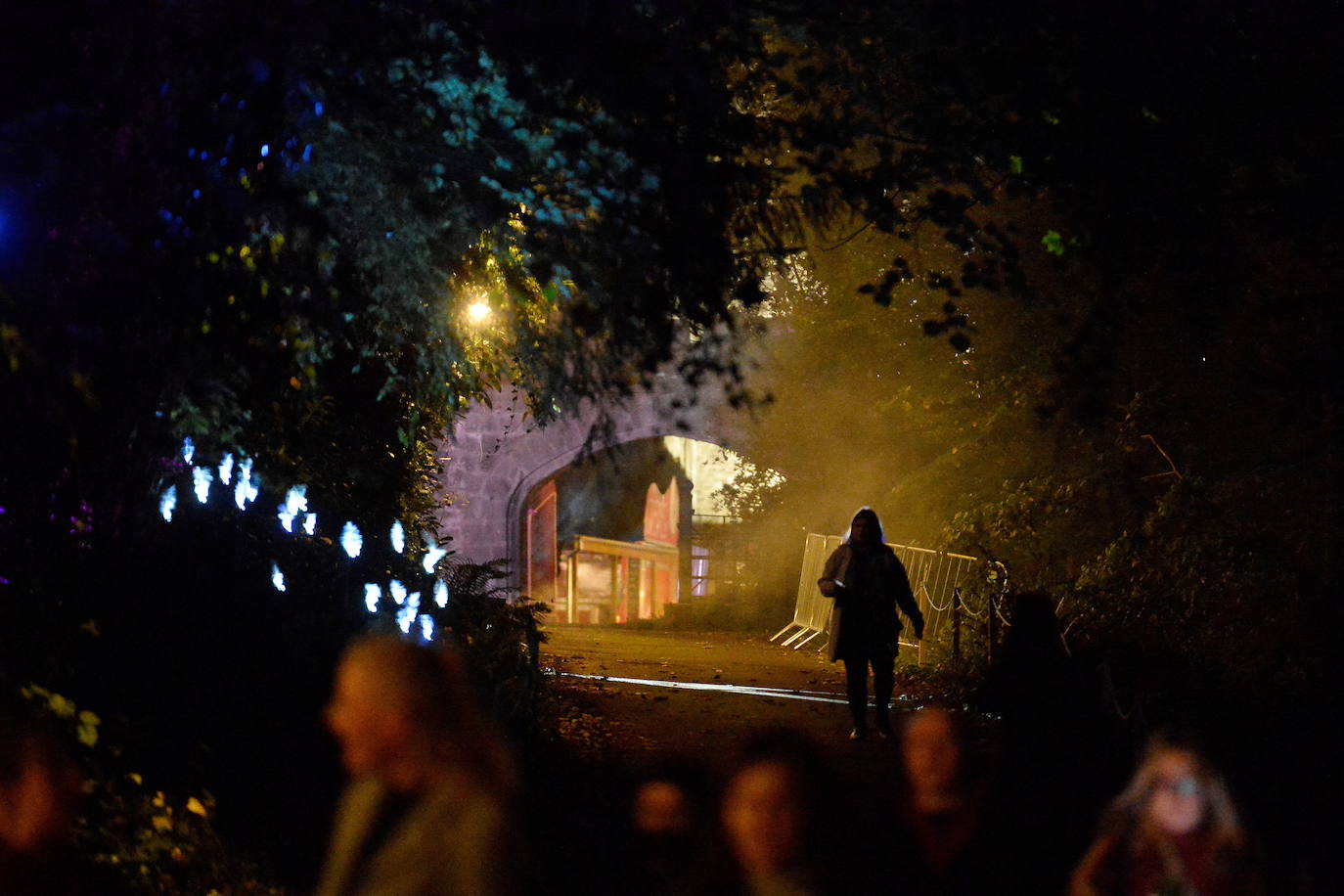 El origen de Halloween no tiene nada que ver con el que crees, empezando por el lugar. A pesar de que popularmente se atribuya esta fiesta a la cultura americana, la realidad es que surgió en la Isla Esmeralda (Irlanda), a raíz de una tradición celta con más de 2.000 años de historia. Por aquel entonces se denominaba 'Samhain', que en gaélico significa 'final de verano' y significaba el final del año celta. Los druidas o sacerdotes celtas hacían ofrendas a sus dioses para tener una buena cosecha y encendían hogueras para ahuyentar a los espíritus malvados, además de hacer sacrificios humanos para ver el futuro. La gran brutalidad de estas 'ofrendas' hizo que los romanos prohibieran parte de estas actividades cuando llegaron a las islas. Ahora, Irlanda celebra el Festival Púca, al que da nombre uno de los personajes del folclore irlandés, con un gran espectáculo en el castillo de Slane (entre otros actos).