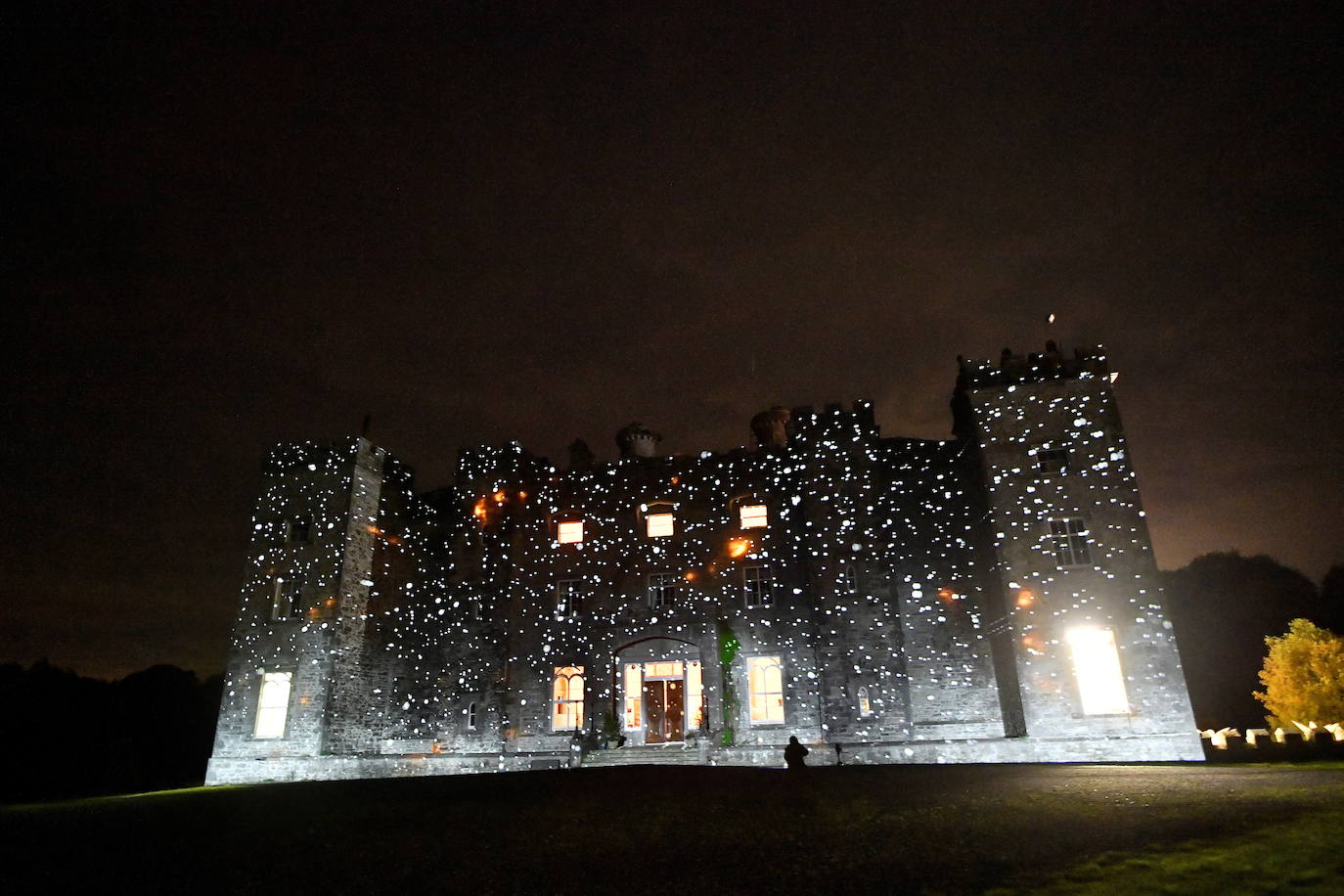 El origen de Halloween no tiene nada que ver con el que crees, empezando por el lugar. A pesar de que popularmente se atribuya esta fiesta a la cultura americana, la realidad es que surgió en la Isla Esmeralda (Irlanda), a raíz de una tradición celta con más de 2.000 años de historia. Por aquel entonces se denominaba 'Samhain', que en gaélico significa 'final de verano' y significaba el final del año celta. Los druidas o sacerdotes celtas hacían ofrendas a sus dioses para tener una buena cosecha y encendían hogueras para ahuyentar a los espíritus malvados, además de hacer sacrificios humanos para ver el futuro. La gran brutalidad de estas 'ofrendas' hizo que los romanos prohibieran parte de estas actividades cuando llegaron a las islas. Ahora, Irlanda celebra el Festival Púca, al que da nombre uno de los personajes del folclore irlandés, con un gran espectáculo en el castillo de Slane (entre otros actos).