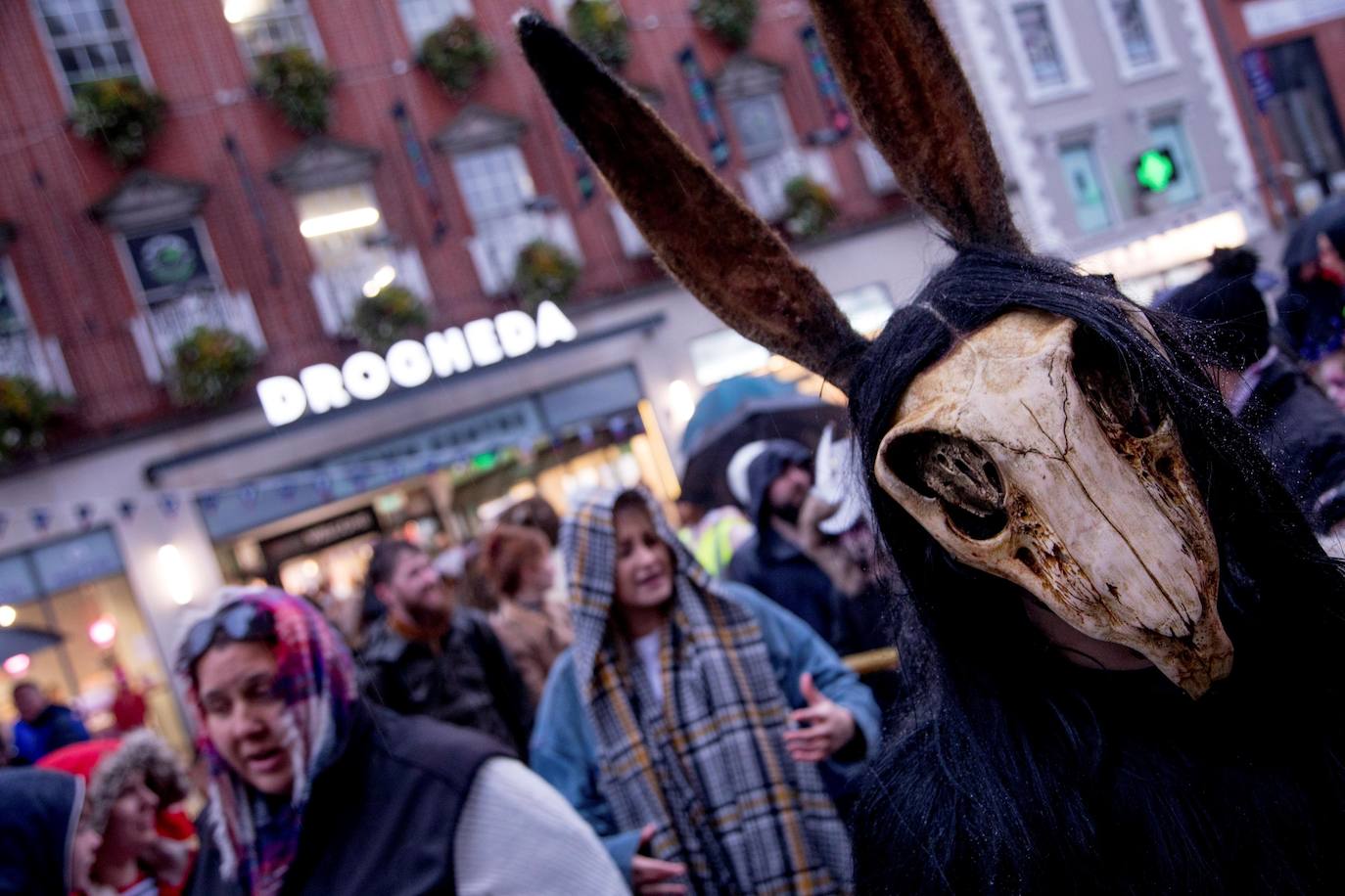 El origen de Halloween no tiene nada que ver con el que crees, empezando por el lugar. A pesar de que popularmente se atribuya esta fiesta a la cultura americana, la realidad es que surgió en la Isla Esmeralda (Irlanda), a raíz de una tradición celta con más de 2.000 años de historia. Por aquel entonces se denominaba 'Samhain', que en gaélico significa 'final de verano' y significaba el final del año celta. Los druidas o sacerdotes celtas hacían ofrendas a sus dioses para tener una buena cosecha y encendían hogueras para ahuyentar a los espíritus malvados, además de hacer sacrificios humanos para ver el futuro. La gran brutalidad de estas 'ofrendas' hizo que los romanos prohibieran parte de estas actividades cuando llegaron a las islas. Ahora, Irlanda celebra el Festival Púca, al que da nombre uno de los personajes del folclore irlandés, con un gran espectáculo en el castillo de Slane (entre otros actos).