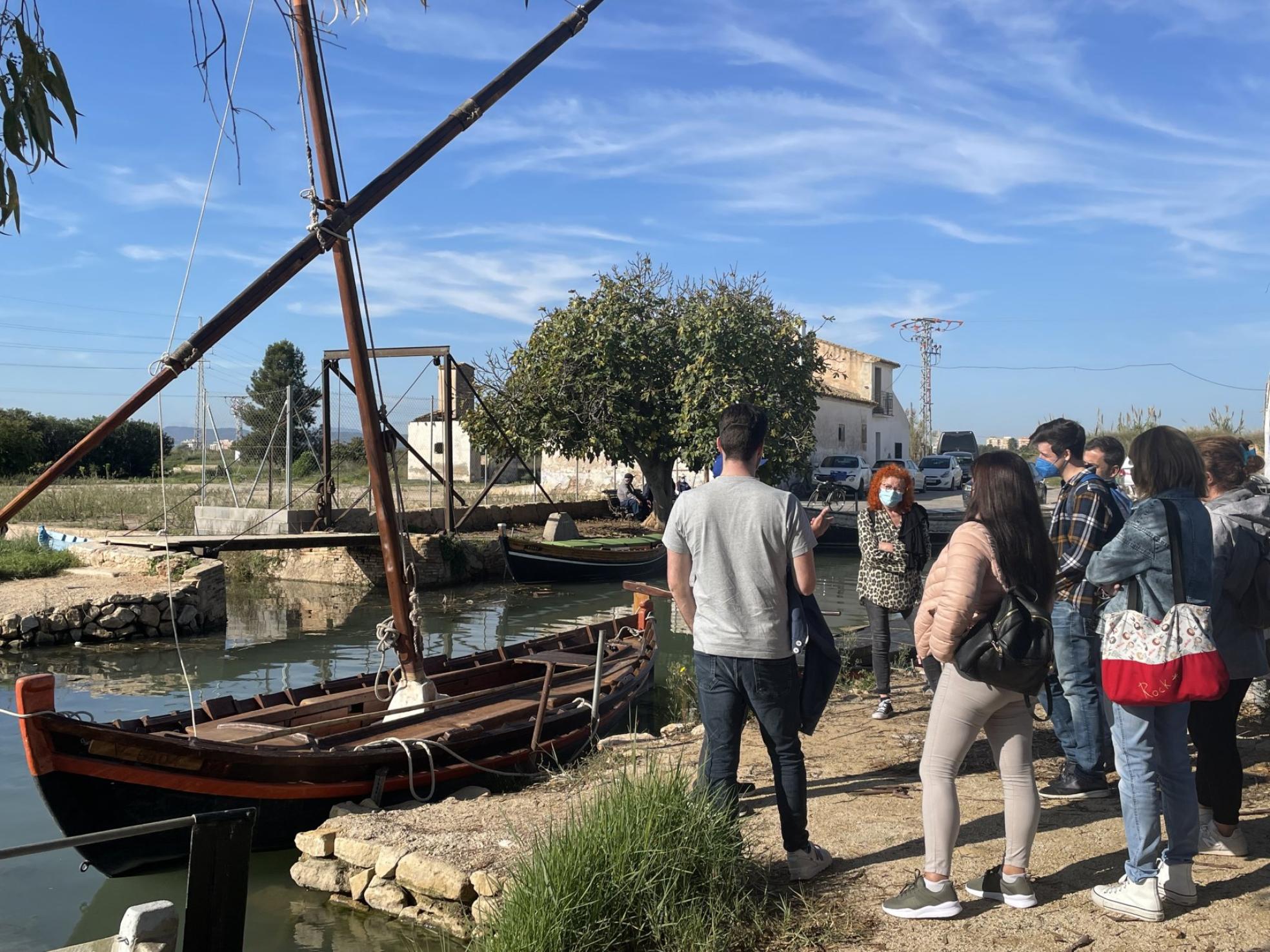 Silla. Los participantes
escuchan las explicaciones
sobre la vela latina. fLP
