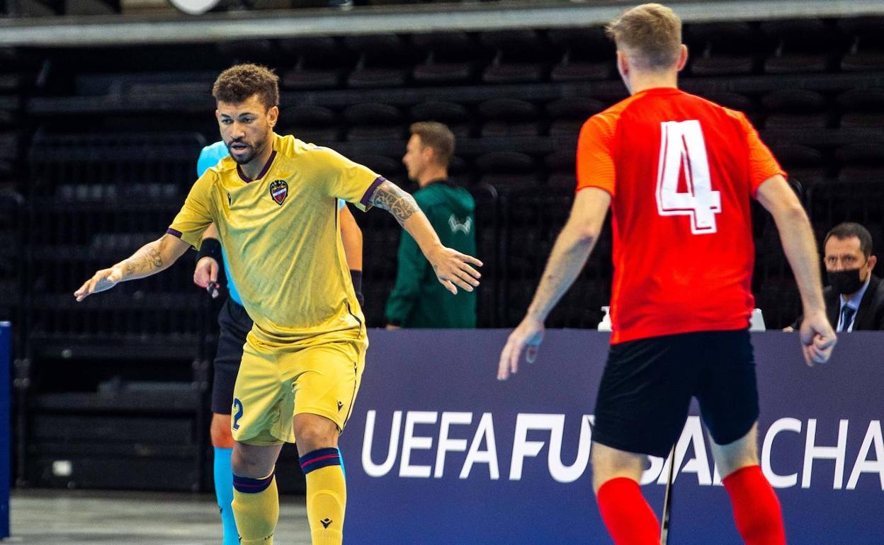 Araça, durante el partido ante el Viten Orsha bielorruso