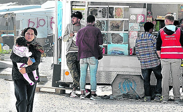 Imagen principal - Regreso al campamento de Lesbos