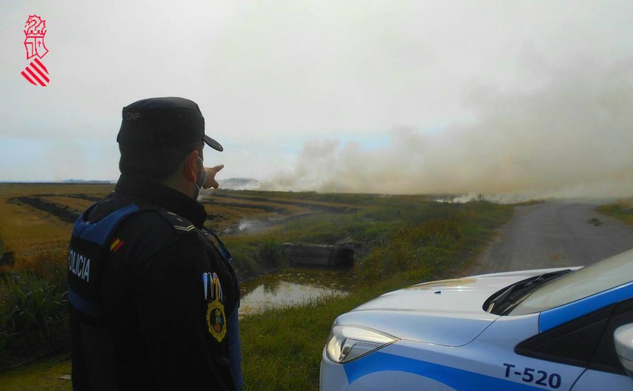 Un policía comprueba las quemas de la paja. 