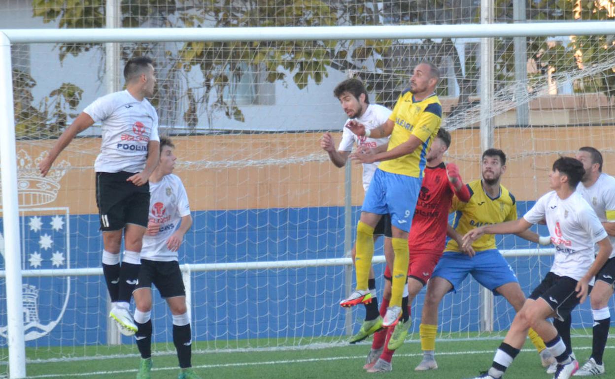 Panucci intentando rematar un balón sobre la portería del Muro. 