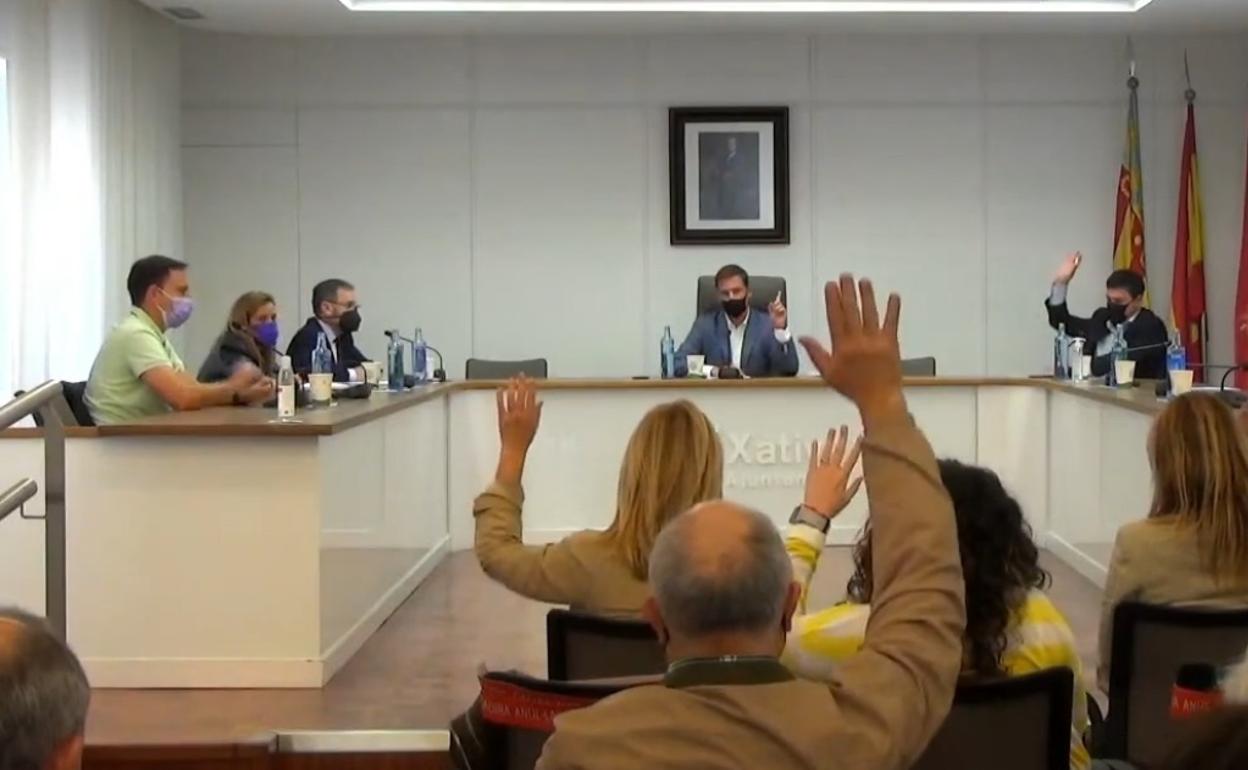 La corporación municipal celebró ayer un pleno extraordinario y urgente para aprobar el convenio. 