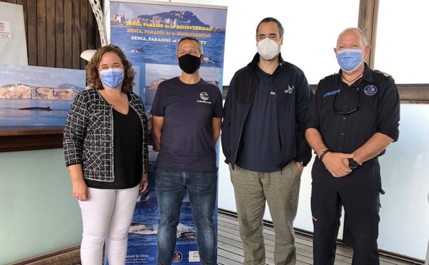 La edil Maite Pérez, el investigador Eduardo Belda, Héctor Villar (Marina El Portet) y Toni Martínez (guardacostas).  