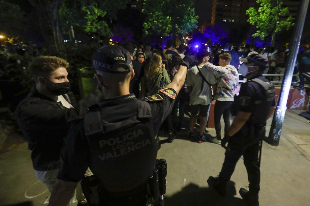 Dispositivo que despliega la Policía Local en la plaza de Honduras. irene marsilla