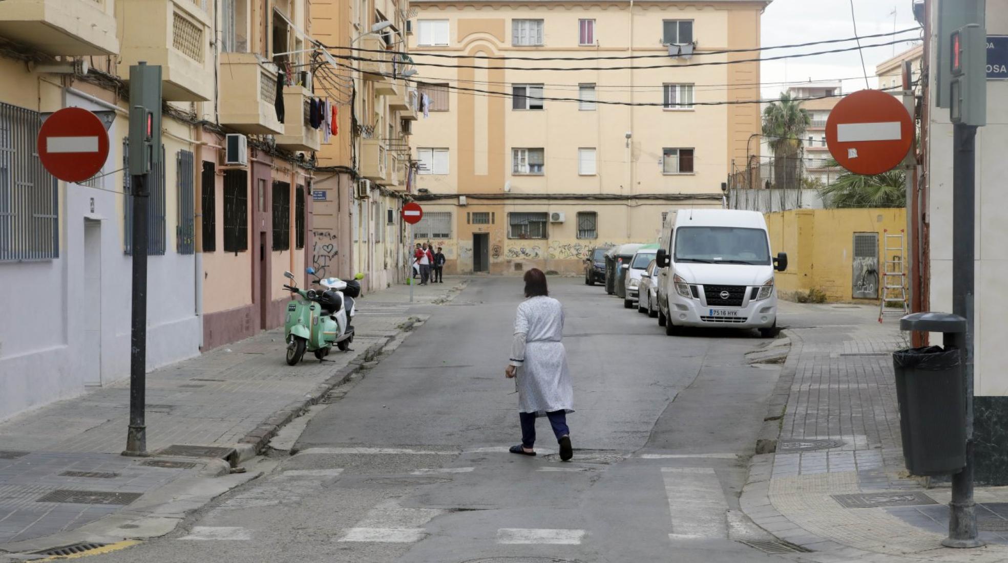 Una mujer camina entre los bloques de Casitas Rosa, epicentro de la venta de droga en la Malvarrosa. 