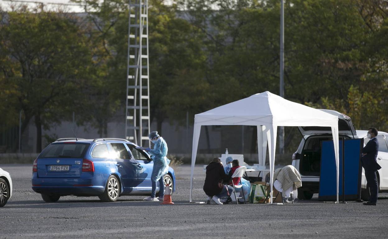 Posibles contagiados se someten a pruebas PCR en una instalación provisional en Valencia.