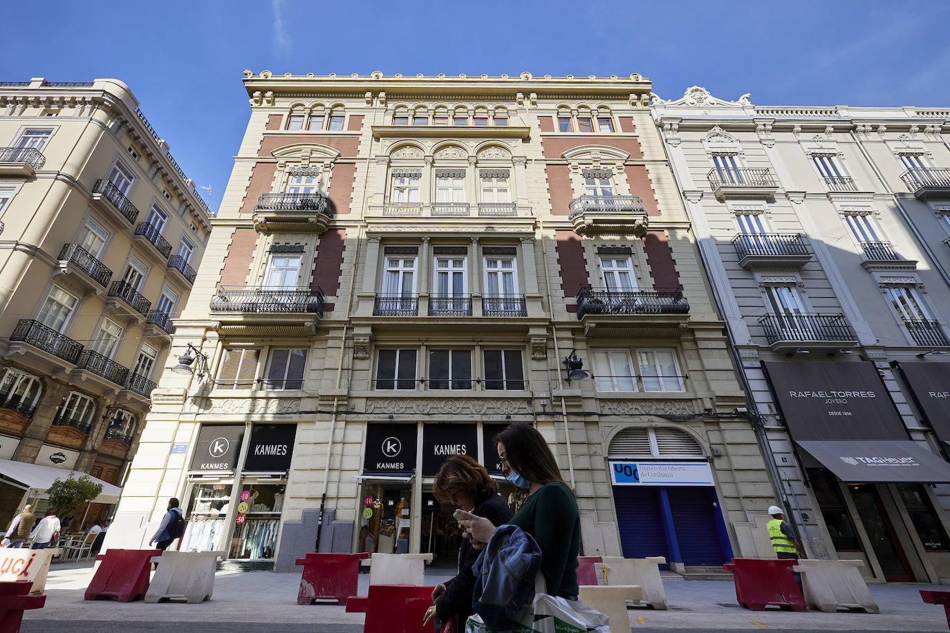 Las fachadas no son iguales unas a otras, pero todas tienen valor artístico, como la del edificio de los Trenor.