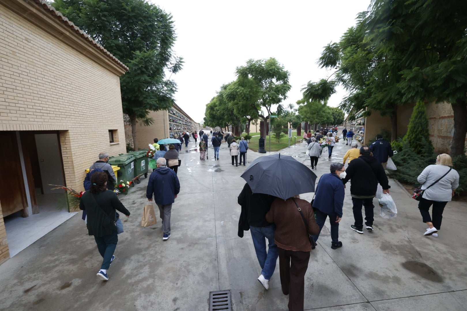 Los camposanto de la capital reciben visitas durante el fin de semana, pese al mal tiempo 