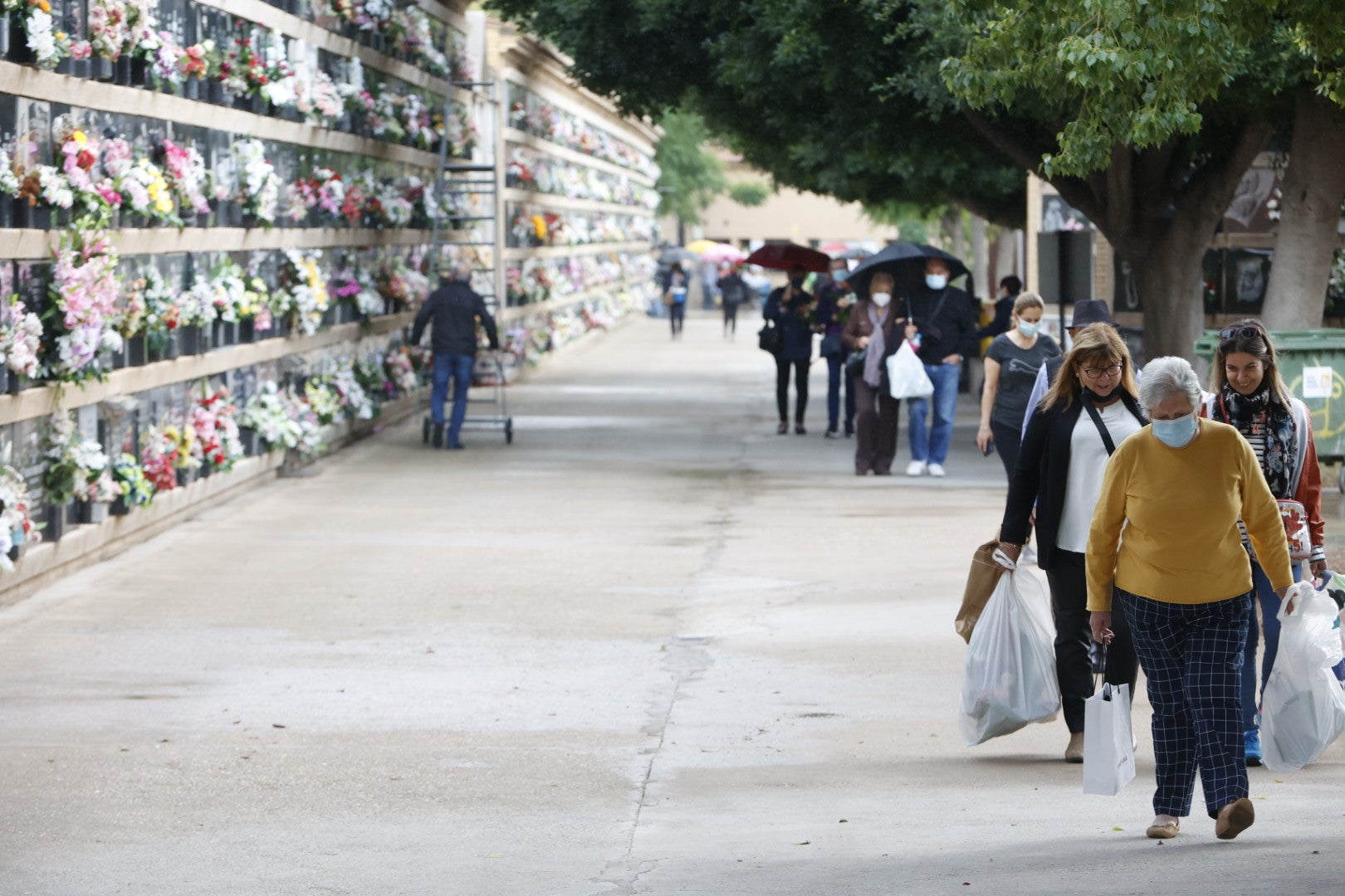 Los camposanto de la capital reciben visitas durante el fin de semana, pese al mal tiempo 