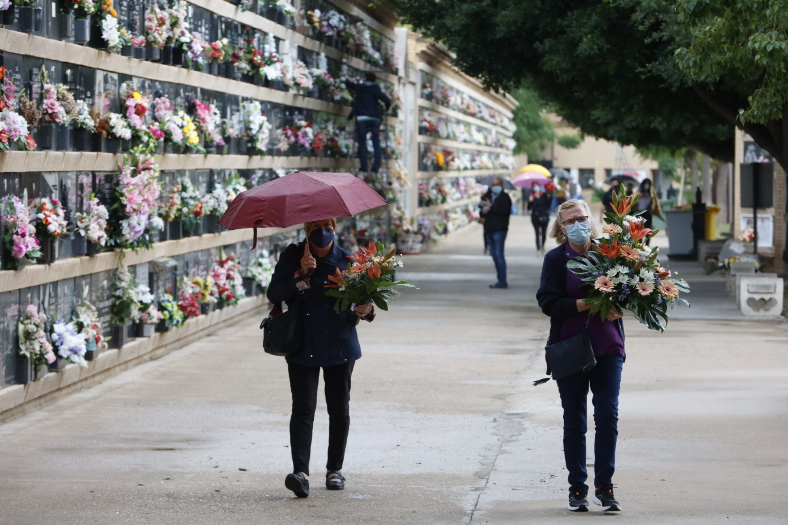 Los camposanto de la capital reciben visitas durante el fin de semana, pese al mal tiempo 