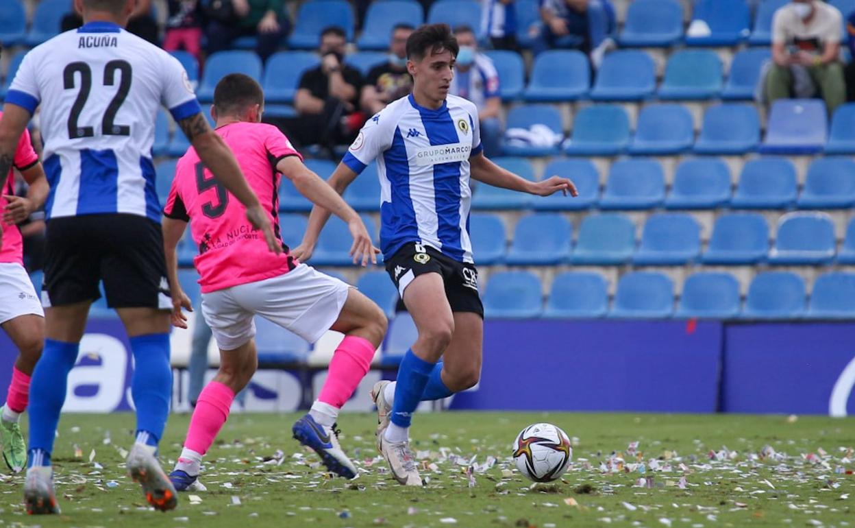 El jugador del Hércules David Sánchez controla un balón durante el partido de esta tarde. 