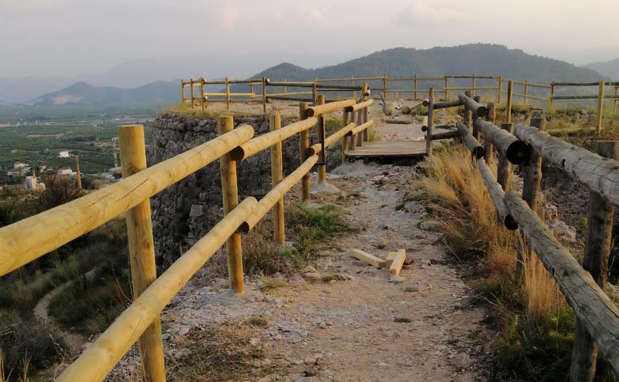 Uno de los tramos renovados del mirador del castillo. 