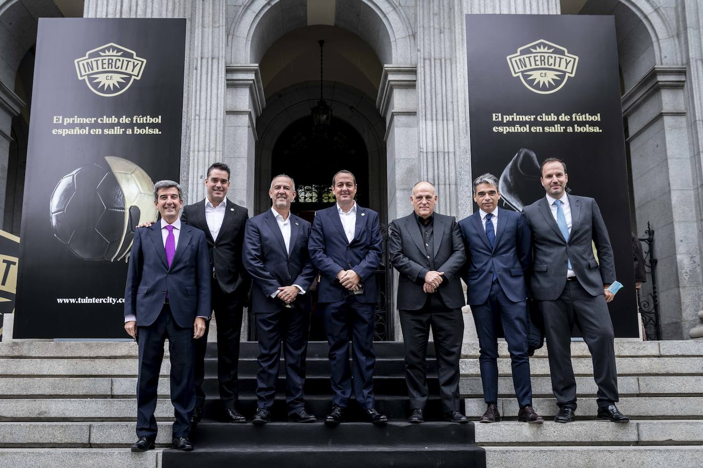 Salvador Martí, en el centro, posa junto a Javier Tebas en la Bolsa de Madrid